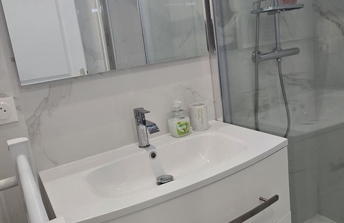 Coulommiers Apartment | Stay in a peaceful, quiet, leafy setting. Ideal for families.