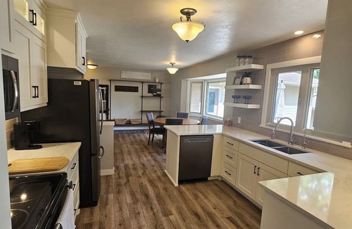 Sioux Center House | Elegant 5-bedroom house in Sioux Center near Dordt University and downtown.