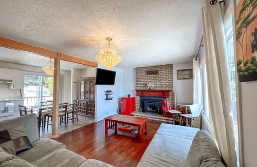 Downtown Gatineau House | Centrally located, 5BR Bungalow