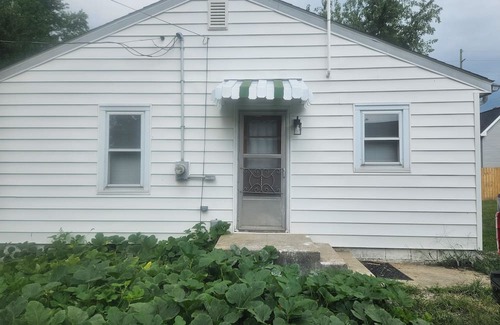 Stockwell House | Charming 2-bedroom house in Frankfort with AC