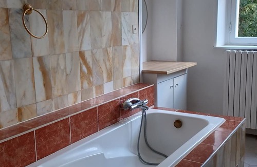 Hinacourt Bed & Breakfast | Guest room on 1st floor of château