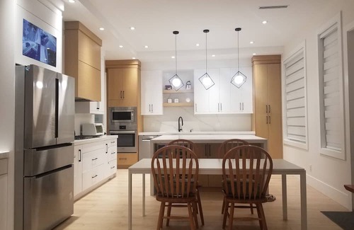 Willoughby House | Brand new entire Luxury Bright & Spacious 4-Bedroom 6 beds Home