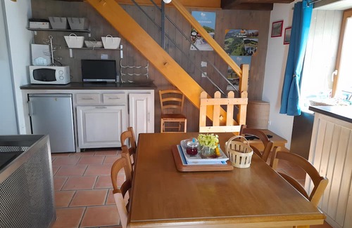 Servance-Miellin House | Holiday Home 'Charmante Maison Les Volets Bleus' with Private Garden and Wi-Fi