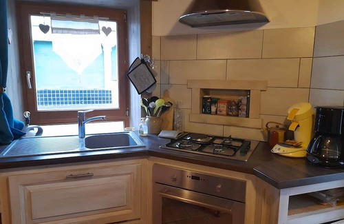 Servance-Miellin House | Holiday Home 'Charmante Maison Les Volets Bleus' with Private Garden and Wi-Fi