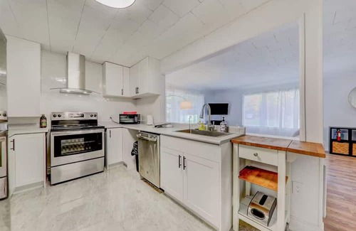 Victoria Road Cottage | Cozy Kawartha Waterfront Cottage 4 Bedrooms