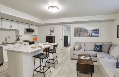 Gravenhurst House | Luxury End-Unit Townhome in Muskoka Bay Resort