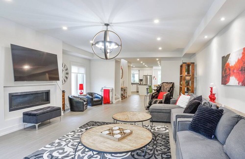 Gravenhurst House | Luxury End-Unit Townhome in Muskoka Bay Resort