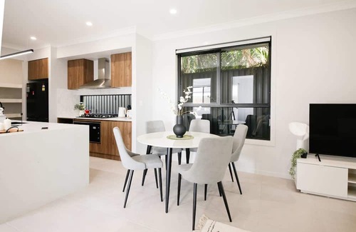 Rochedale House | 🌟4BR Designer Home | 5★Luxury, FamilySafe | CBD+Airport Proximit
