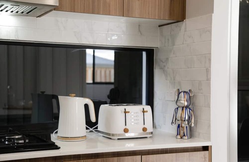 Rochedale House | 🌟4BR Designer Home | 5★Luxury, FamilySafe | CBD+Airport Proximit