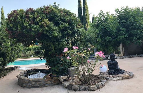Le Val House | Holiday Home 'Au Écuries Du Mas Di Gau' with Shared Pool, Wi-Fi and Air Conditioning
