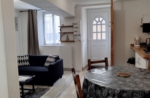 Irancy House | Renovated apartment in quiet wine-growing village. 15min from Auxerre.