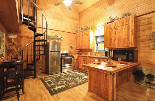 Evant Cabin | Private Pool: Fun Riverfront Retreat in Hamilton!