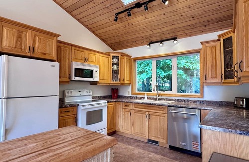 Bala Cottage | Sunset Shores Muskoka