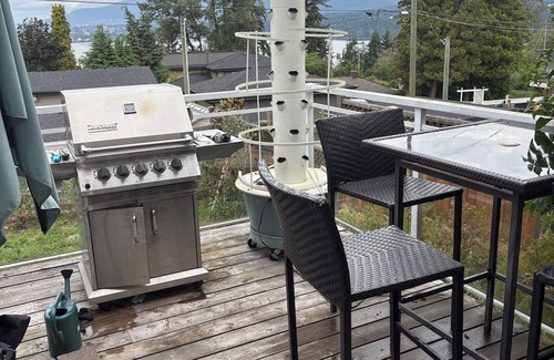 Burnaby House | Debbie's Cozy 1-Bedroom with Ocean Views & Hot Tub