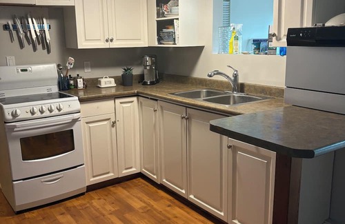 Burnaby House | Debbie's Cozy 1-Bedroom with Ocean Views & Hot Tub