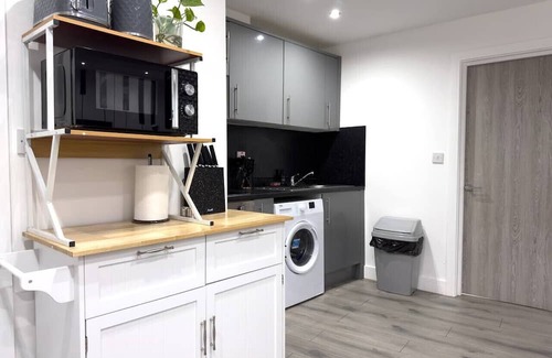 Haringey Apartment | Modern 2-Bedroom Flat Near Turnpike Lane Station