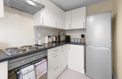 Bracknell Apartment | Modern 2-Bed Apartment with Parking – Broadlands Court