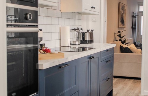 Southampton House | Stylish 2-bed house ideal for business & family stays, garden, free parking.