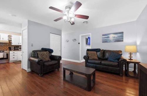 Johnstown House | King-10mins to Intel-Self Check-In-3Smart TVs-A/C