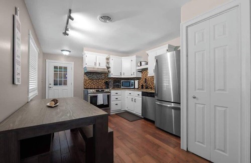 Johnstown House | King-10mins to Intel-Self Check-In-3Smart TVs-A/C