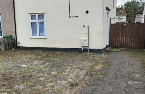 Goresbrook House | Cosy Dagenham Retreat for family