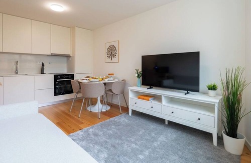 Cedofeita Apartment | Modern and Bright Flat in Paranhos by HostWise