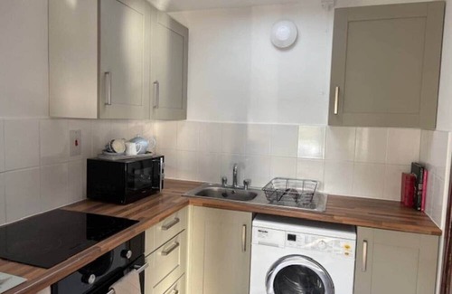 Bedford House | Cottage 1, a Cosy Retreat with Secure Parking