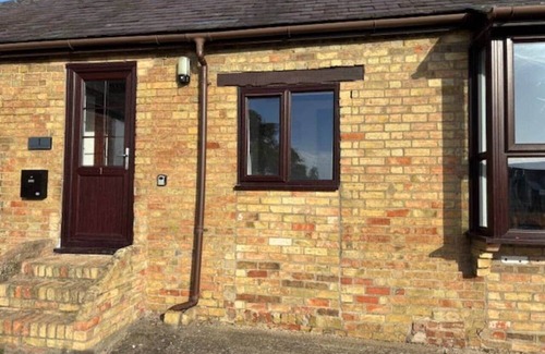 Bedford House | Cottage 1, a Cosy Retreat with Secure Parking