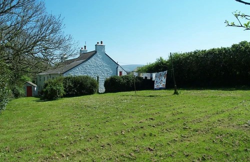 Dinas Cross Cottage | DINAS ISLAND COTTAGE, pet friendly, with open fire in Dinas Cross
