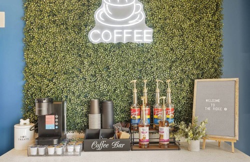 Central House | Vibrant Retreat | 8 min to Museum & Eats