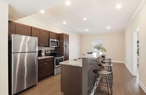 Central House | Vibrant Retreat | 8 min to Museum & Eats