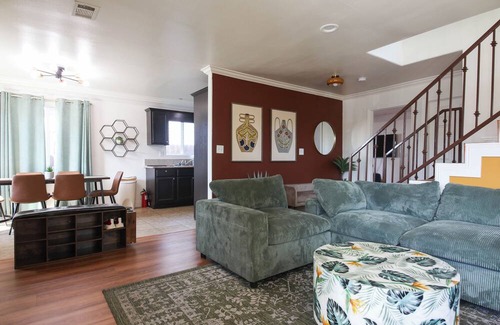 Vernon Apartment | Duplex Delight South of DTLA- Huge 10-bedroom