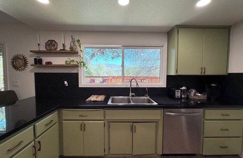 Coarsegold House | NEW! The Hideaway Yosemite Foothill Retreat Lovely 3-bedroom house. Pet Friendly