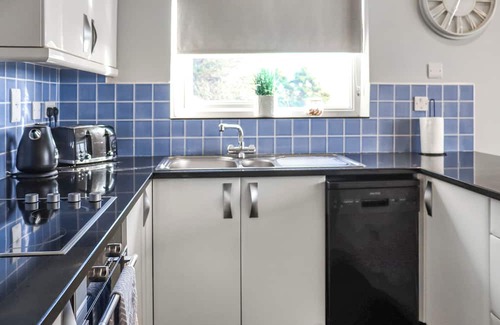 Pendine Apartment | Picked for its superb sea views and walking distance to the beach.