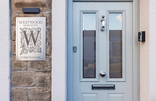 Padfield Apartment | Located in the heart of Glossop in the High Peak, Westwood Boutique Aparthotel combines comfort with convenience. Set against the breath-taking backdrop of the Peak District.