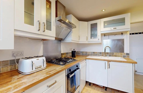 Brondesbury Apartment | Spacious 2Bed Apartment-5min Walk to Kilburn Tube