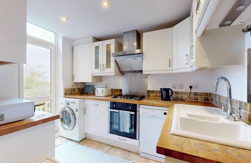 Brondesbury Apartment | Spacious 2Bed Apartment-5min Walk to Kilburn Tube