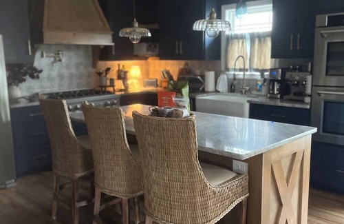 New London House | 3 bed/2 bath charming lake front house on Badin Lake