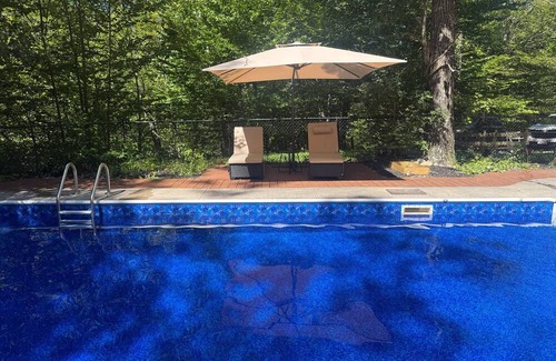 East Chatham House | Blue Bird Chalet – 5BR Retreat w/Sauna, Pool + Loft, Near Jiminy Peak