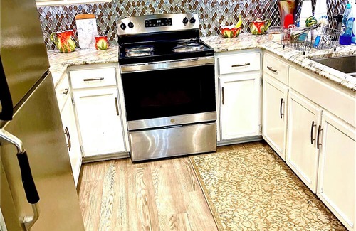 Drayton Condo | Beautiful totally remodeled 2 BR property near everything!