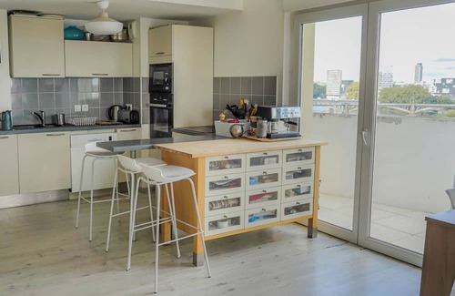 Ile Beaulieu Apartment | Spacious modern apartment with view of the Loire
