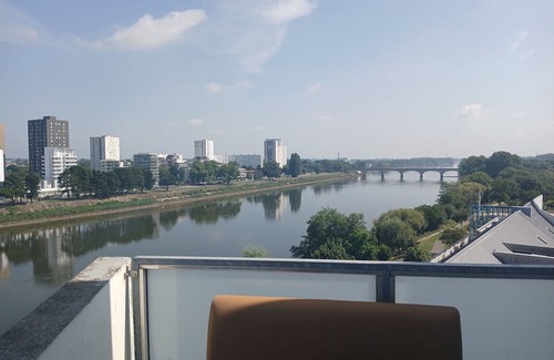 Ile Beaulieu Apartment | Spacious modern apartment with view of the Loire