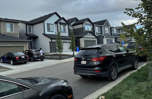Southeast Calgary House | Adorable 2 bedroom basement with private parking