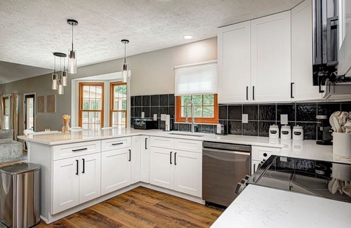 Maxwell House | Modernhome |King-Bed |FirePit |Sleeps 12| Large Groups