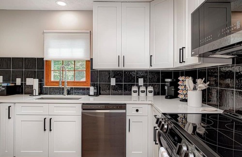 Maxwell House | Modernhome |King-Bed |FirePit |Sleeps 12| Large Groups