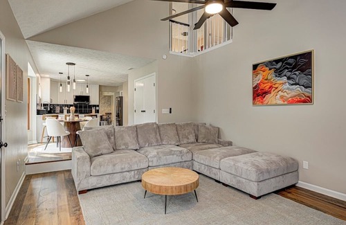 Maxwell House | Modernhome |King-Bed |FirePit |Sleeps 12| Large Groups