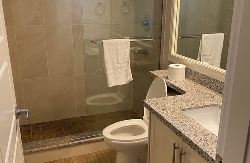 East Newton North House | Spacious 3-bedroom Suite in fabulous Surrey Wi-Fi, EV Charging, Basketball Court