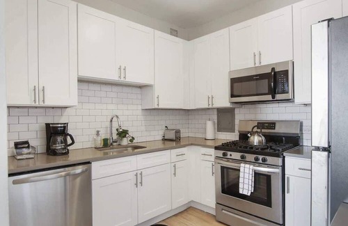 Hyde Park Apartment | Sleek & Spacious 3BR Apartment
