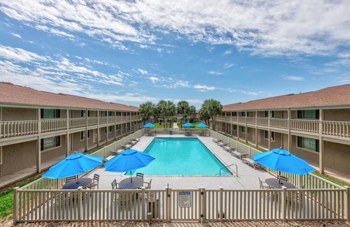 Port Aransas Condo | Roomy 1 BDRM block from the BEACH Large Pool w/a Private Courtyard