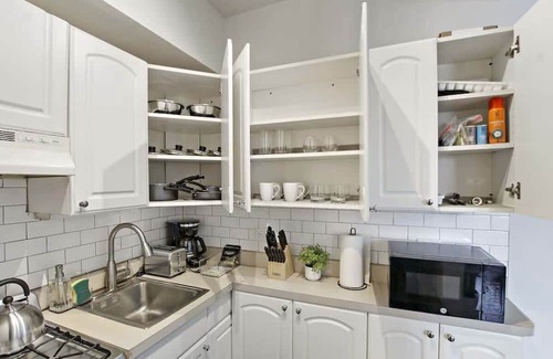 Hyde Park Apartment | Prime & Stylish 1BR Hideaway